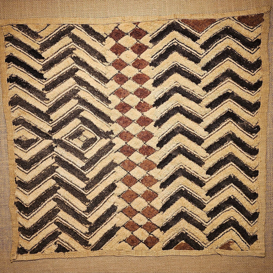 Textile with zigzag and diamond pattern on a beige background - AfrahouseAfrican Art